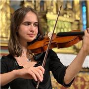 Profesora de violín, piano y materias teóricas (armonía, análisis, lenguaje musical, historia...)